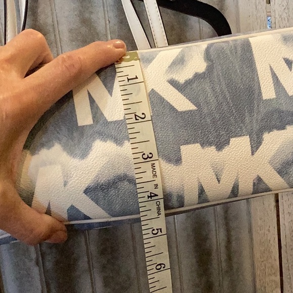 Michael Kors LIKE NEW Jet Set Traveler, Ret. $368 - Picture 11 of 11